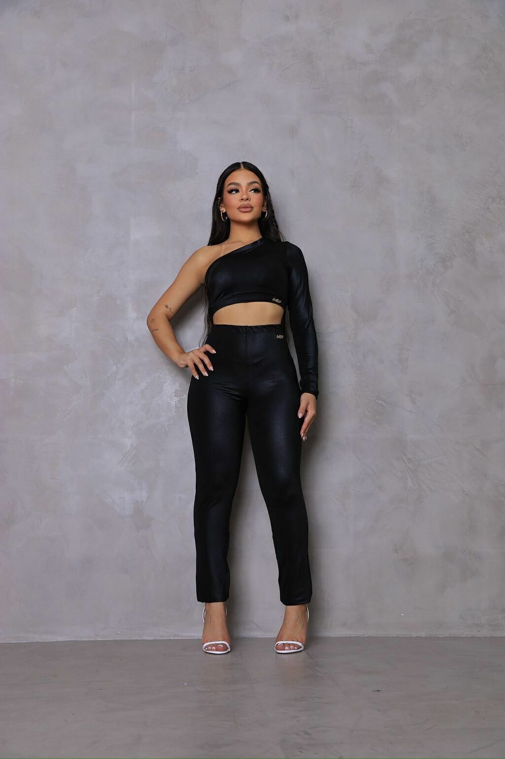 CONJUNTO CIRRÊ CROPPED OMBRO ÚNICO MANGA LONGA E CALÇA